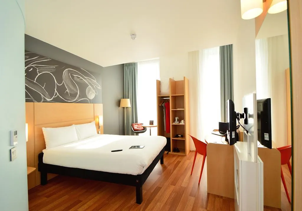 Ibis Edinburgh Centre South Bridge - Royal Mile Hotel 3*,